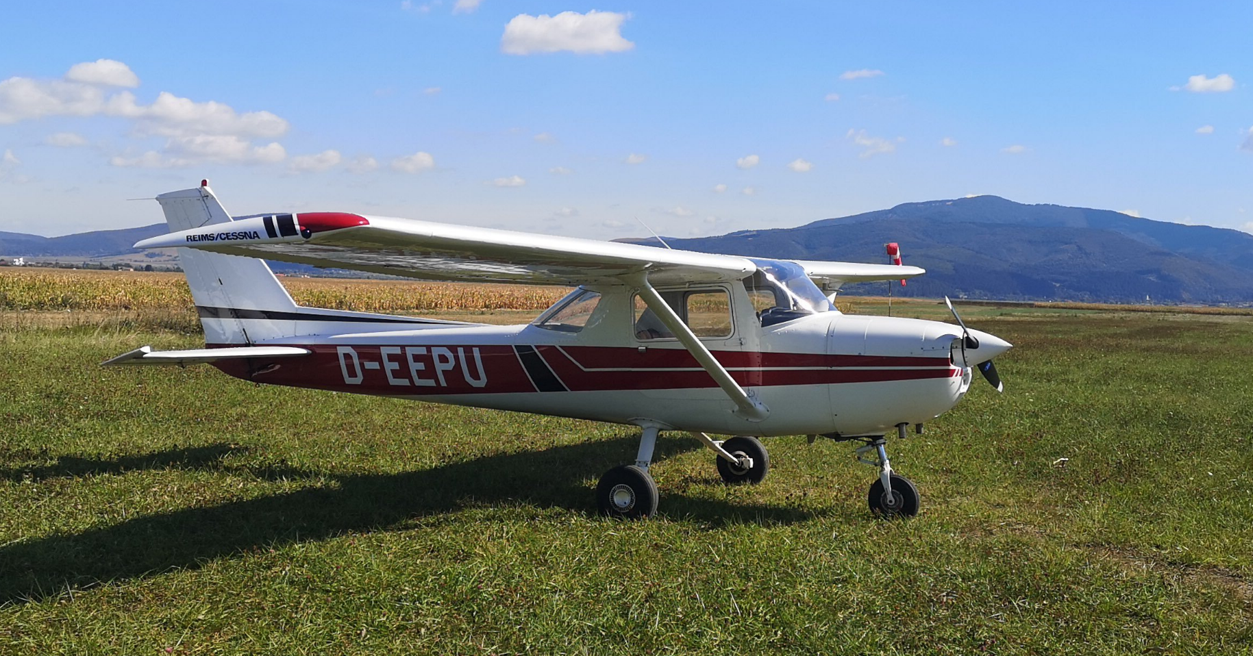 Cessna 150 D-EEPU pe aerodrom, într-o zi senină